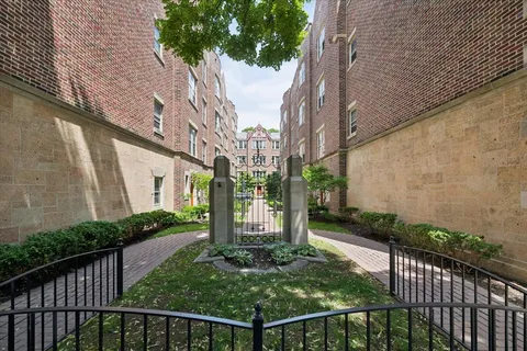$400,000 | 1118 Washington Boulevard, Unit 3A, Oak Park, IL 60302