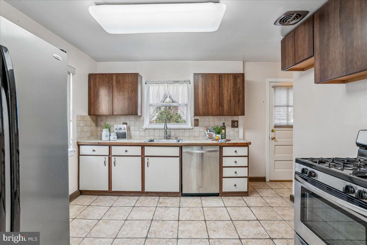 10006 Portland Place Silver Spring, MD 20901 - Photo 22 of 41 Kitchen