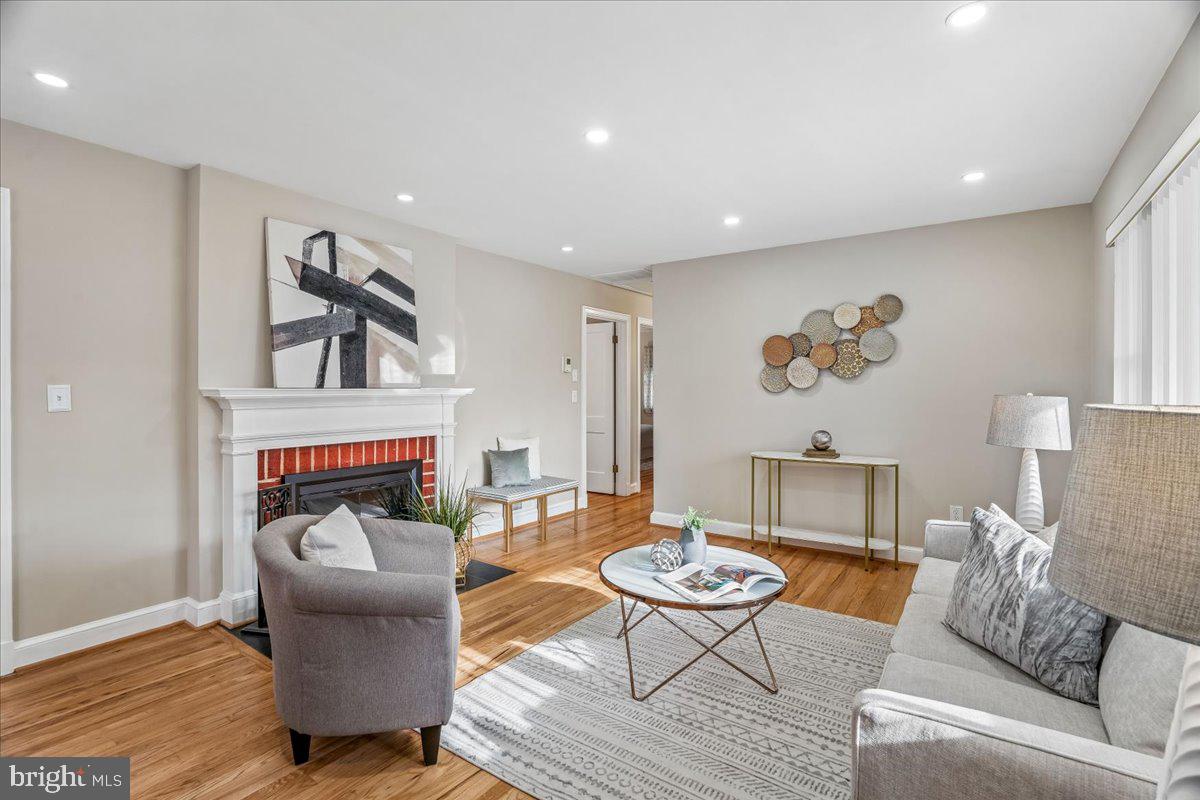 10006 Portland Place Silver Spring, MD 20901 - Photo 25 of 41 Living Room