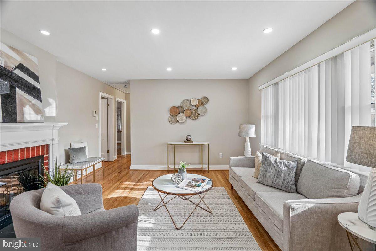 10006 Portland Place Silver Spring, MD 20901 - Photo 26 of 41 Living Room