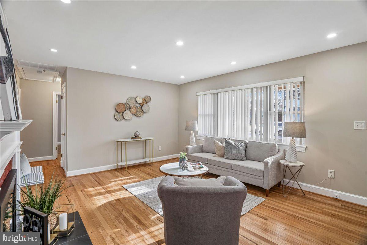 10006 Portland Place Silver Spring, MD 20901 - Photo 27 of 41 Living Room