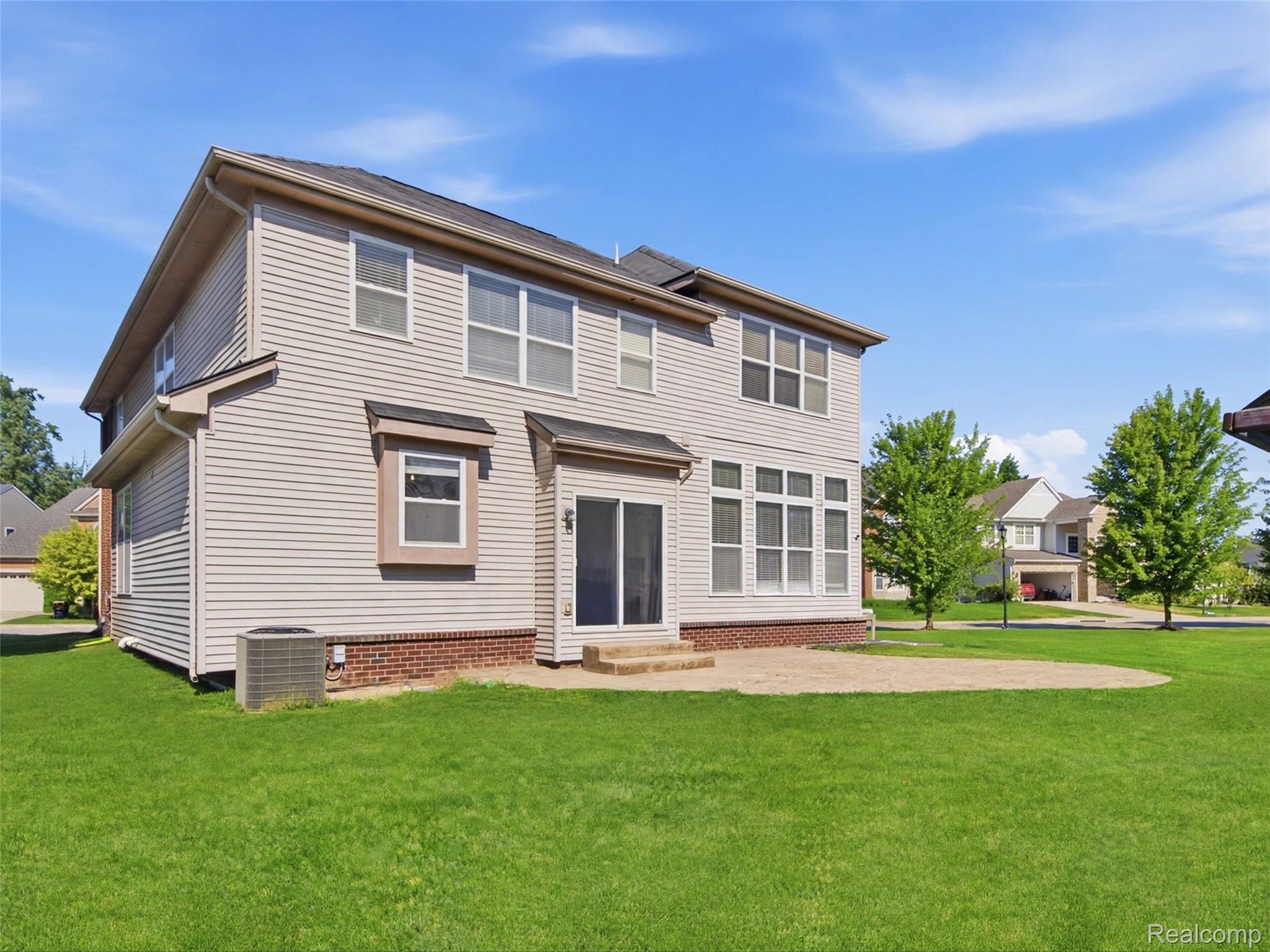 27134 Victoria Road Novi, MI 48374 - Photo 23 of 29 39-tidy_backyard_real_estate.jpg