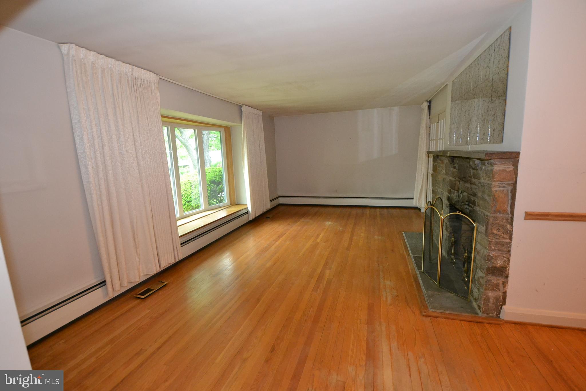 6106 Rusk Avenue Baltimore, MD 21209 - Photo 3 of 42 Spacious Living room