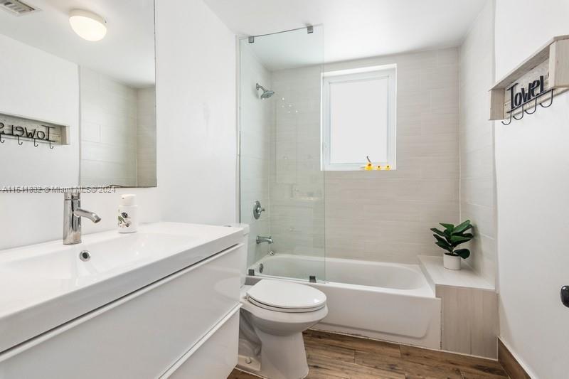 428 Southwest 23rd Road Miami, FL 33129 - Photo 21 of 41 BATHROOM SHARED BY THE 2 BEDROOMS ON THE MAIN FLOOR