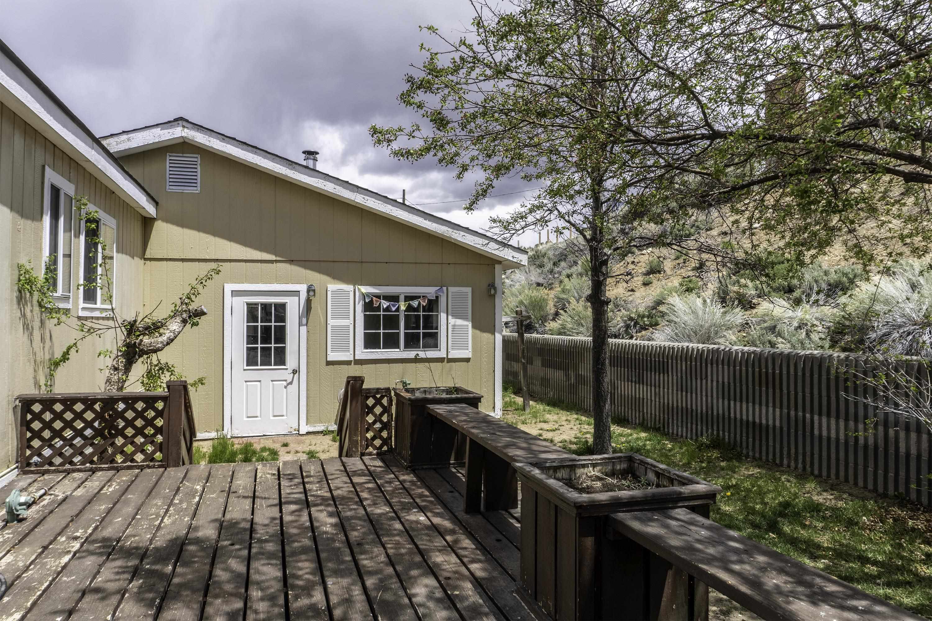 18 Eagle-Peak Bridgeport, CA 93517 - Photo 33 of 45 a view of a dinning tables and chairs in patio