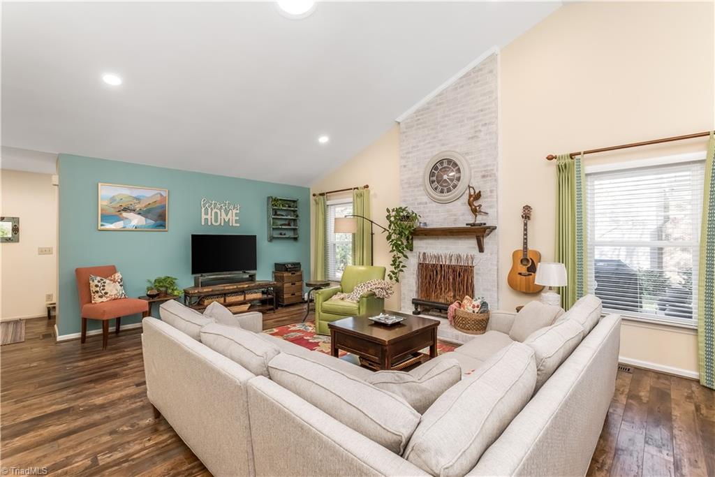 5106 Nantucket Road Greensboro, NC 27455 - Photo 5 of 27 Beautiful colors in this home.
