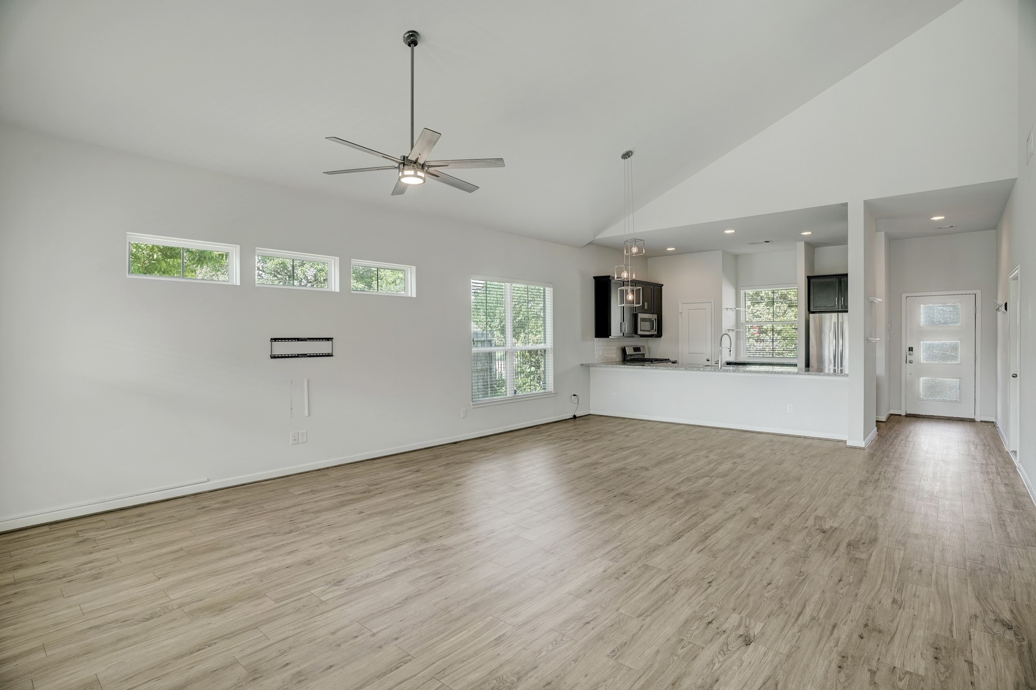 3413 Omega Street Houston, TX 77022 - Photo 8 of 12