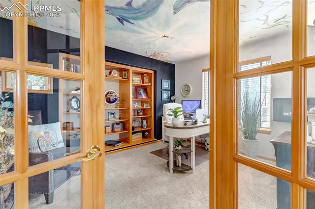 a view of livingroom with furniture