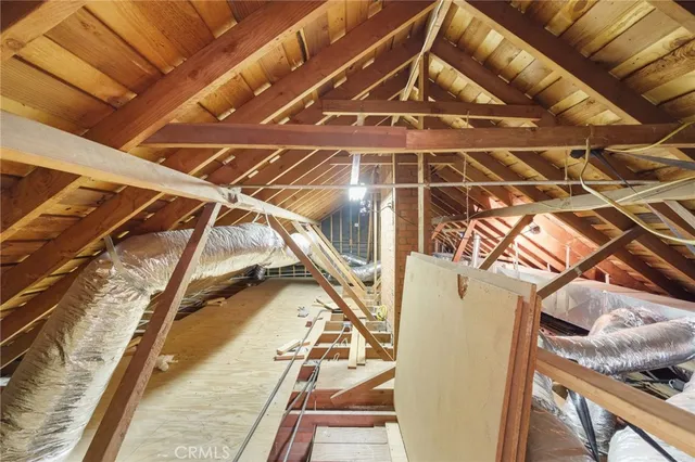 a view of a house with backyard and garden
