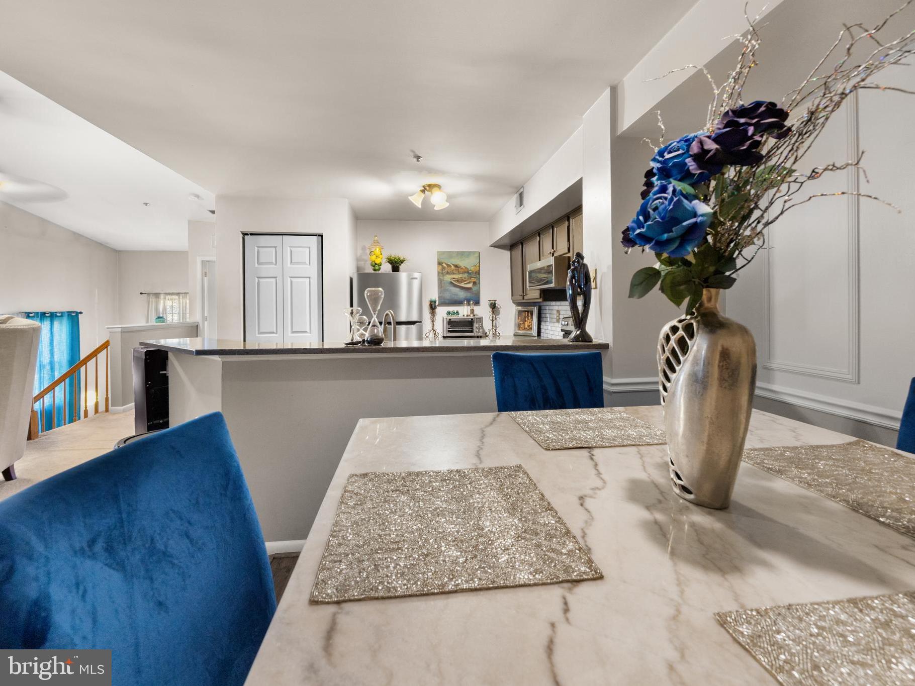 10 Sandstone Court Annapolis, MD 21403 - Photo 10 of 17 a living room with furniture and a potted plant
