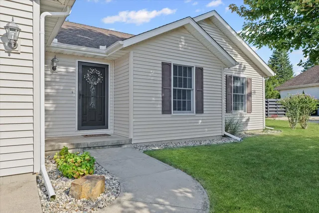 $285,000 | 106 Juniper Drive, Mahomet, IL 61853