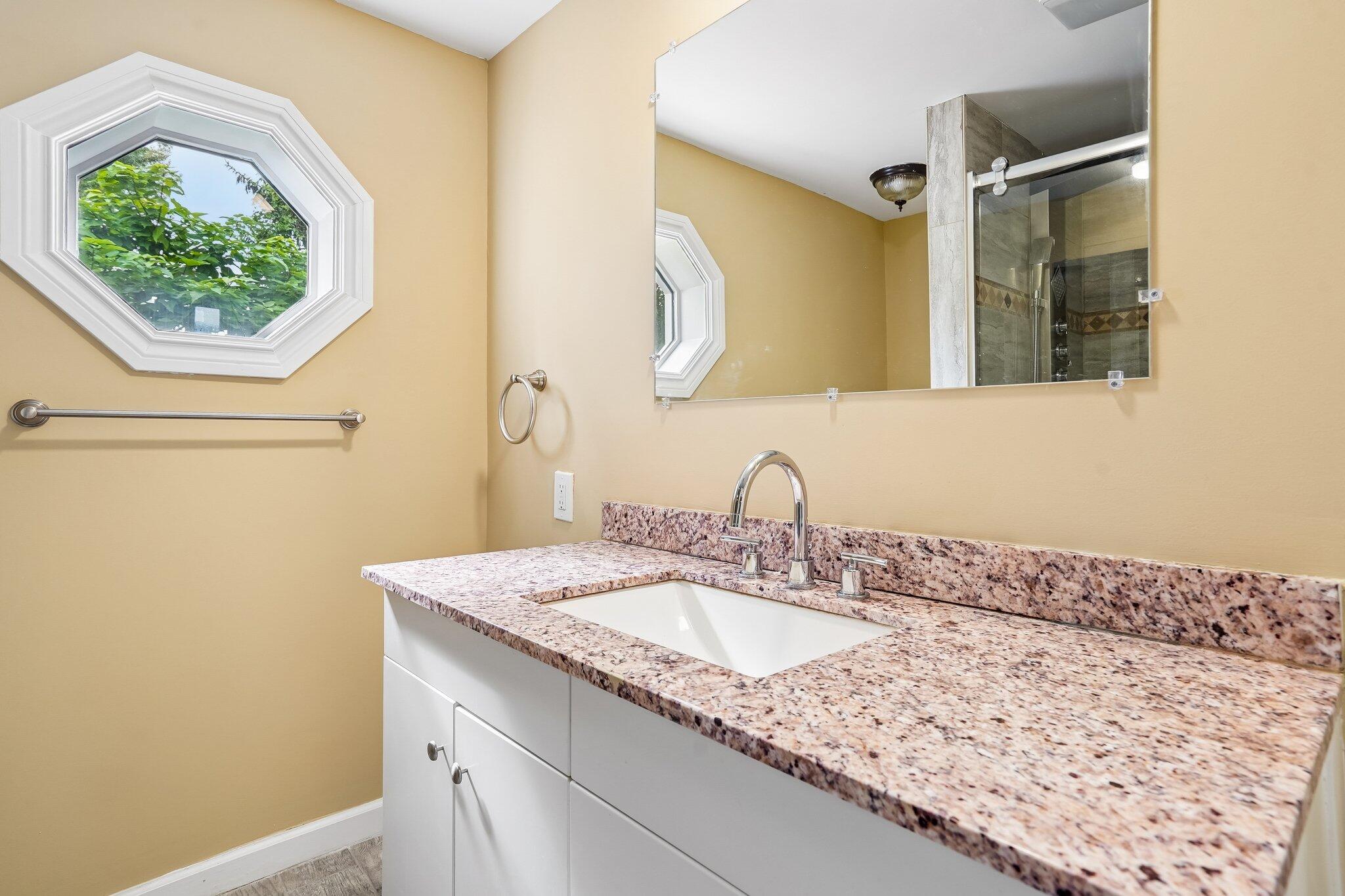 1150 Bangor Road Waterford, MI 48328 - Photo 24 of 35 Bathroom 2