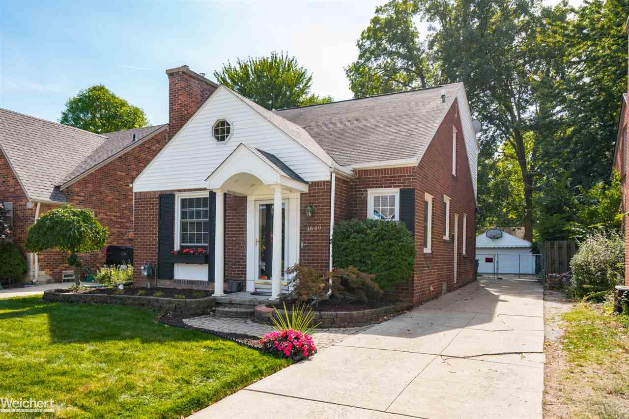 1649 Roslyn Road Grosse Pointe Woods, MI 48236 - Photo 2 of 30