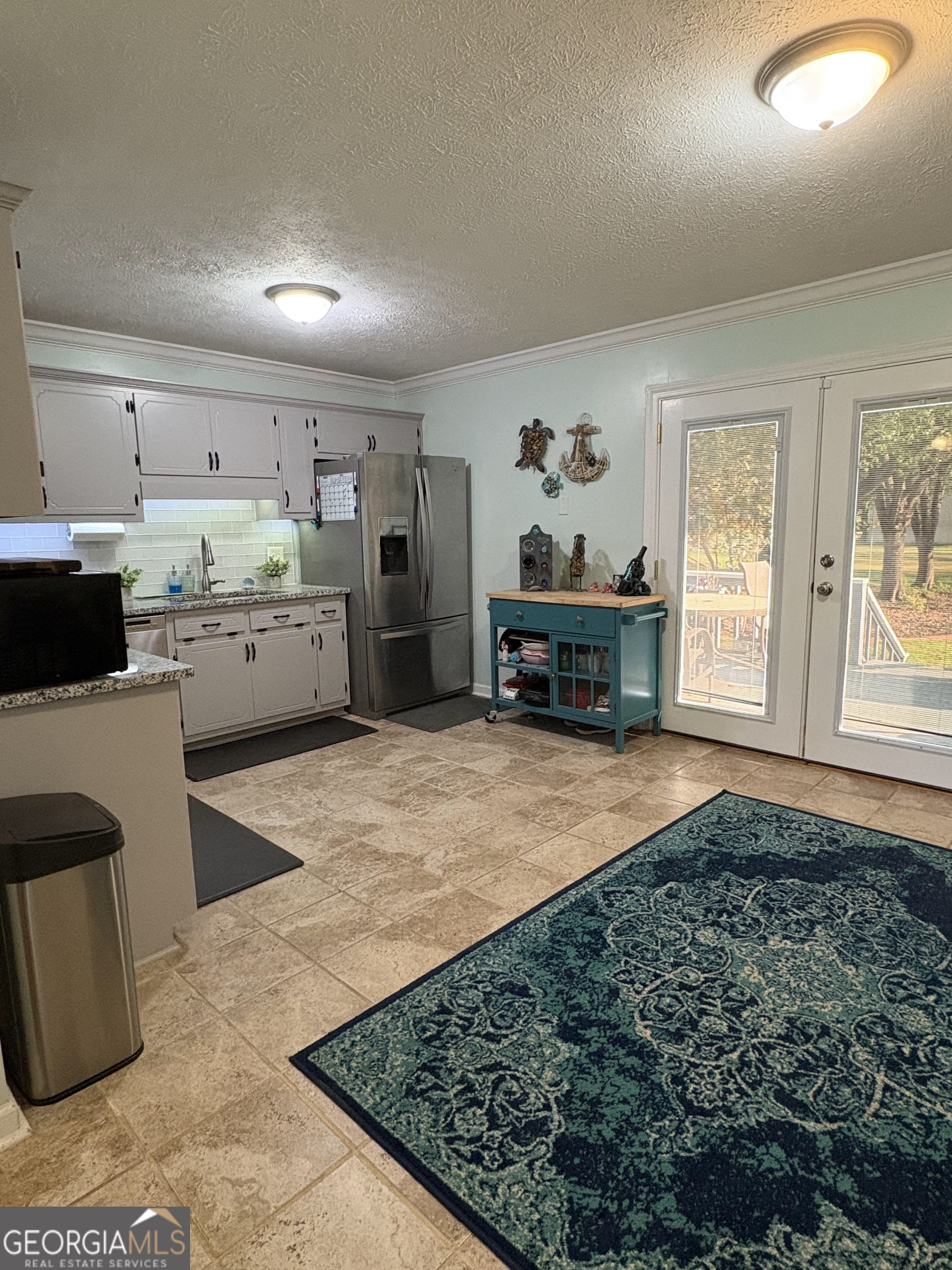 206 Oxford Road Griffin, GA 30223 - Photo 11 of 34 a large kitchen with cabinets table and chairs