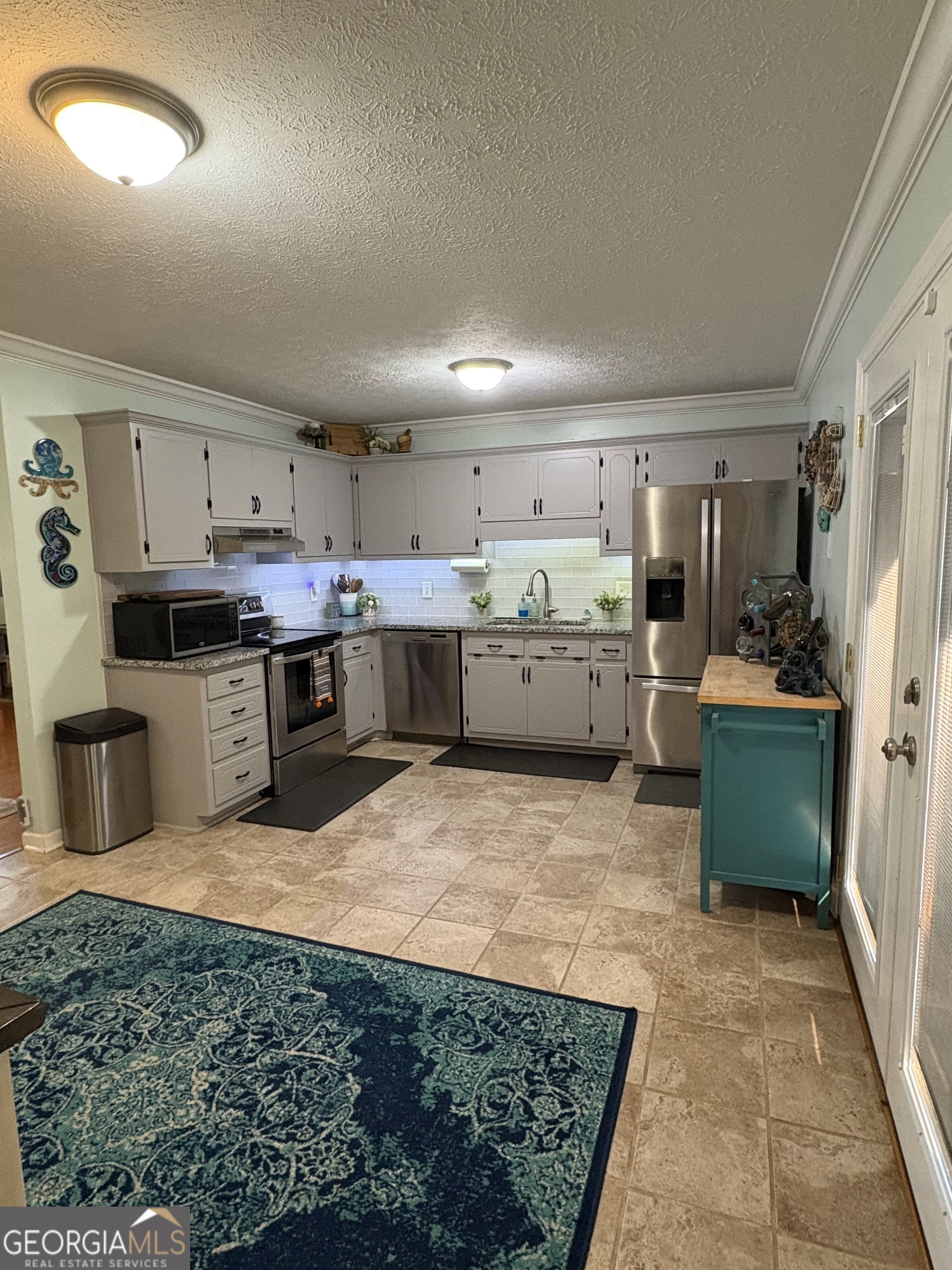 206 Oxford Road Griffin, GA 30223 - Photo 9 of 34 a large kitchen with a stove a sink dishwasher and a refrigerator