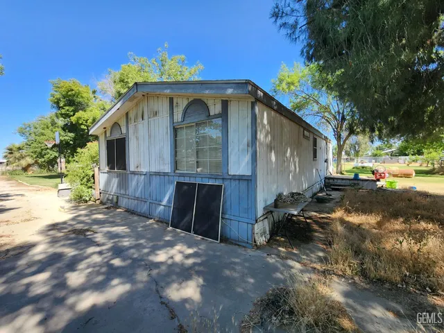 a view of backyard of the house