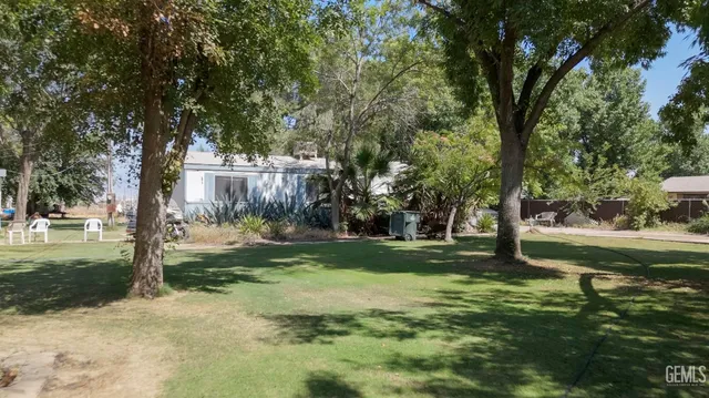 a view of a yard with of trees