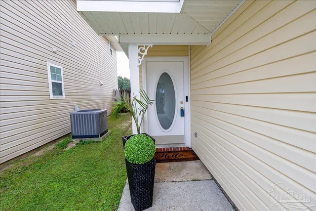 a view of a chair with a backyard