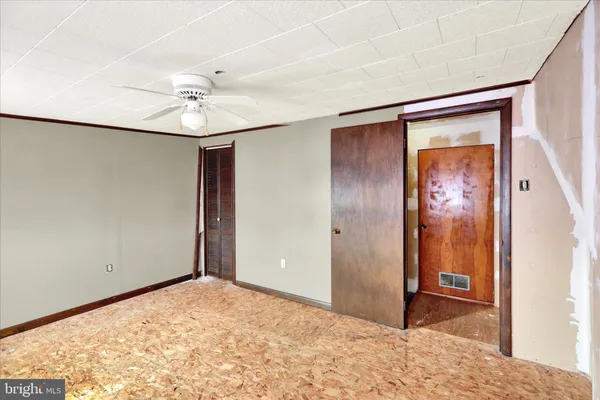 a view of a big room with closet and wooden floor