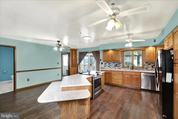 a large kitchen with kitchen island a large island in it