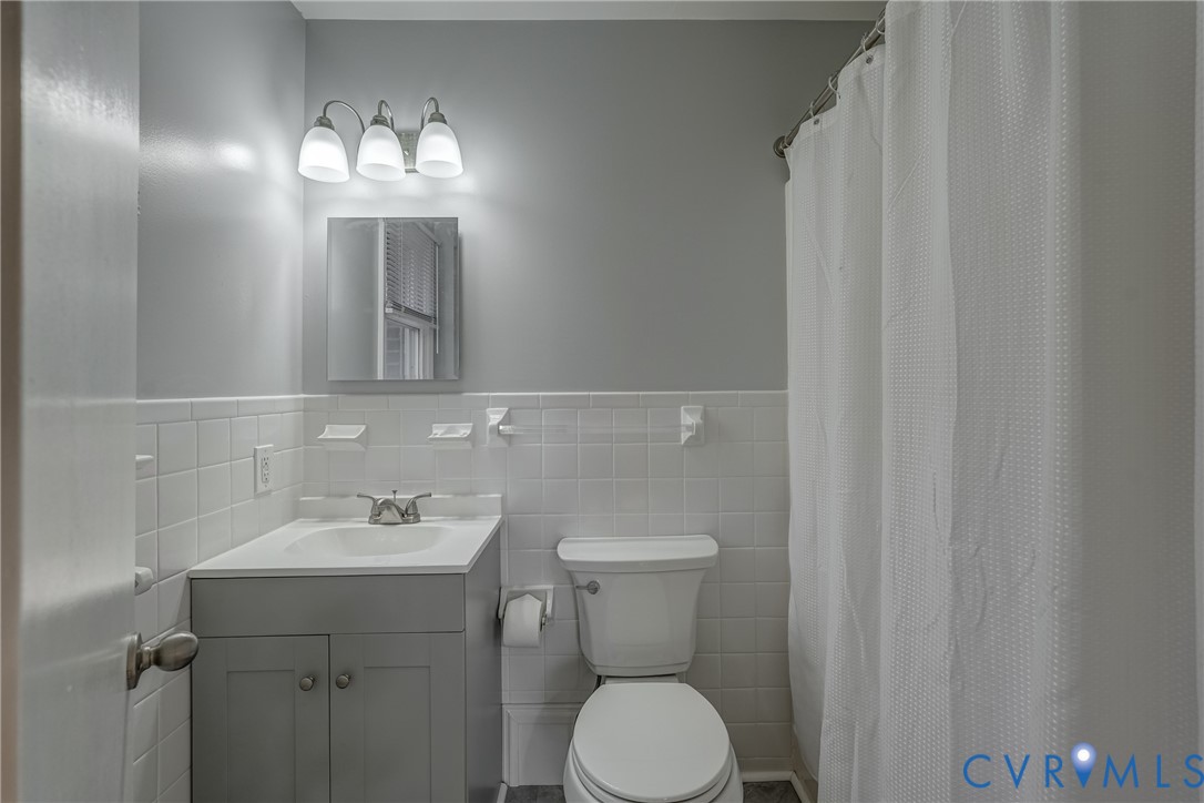 3534 Davis Mill Road Goochland, VA 23063 - Photo 35 of 40 a bathroom with a sink toilet and mirror