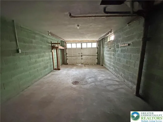 a view of a empty room with a ceiling fan