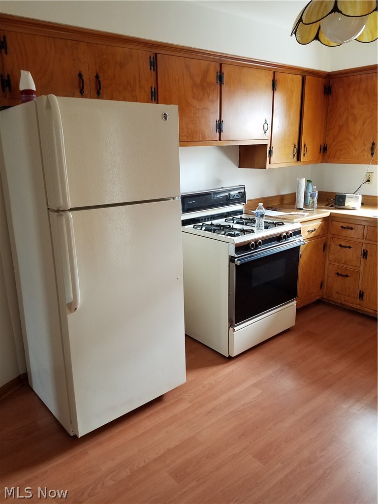 5985 Ridge Road Parma, OH 44129 - Photo 2 of 14 Kitchen - Stove and refrigerator stay