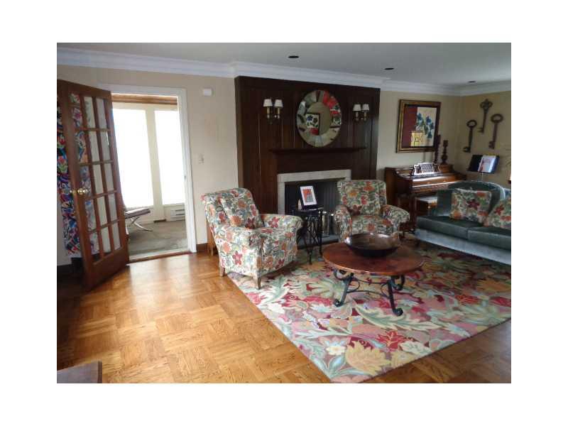 798 Osage Road Mt. Lebanon, PA 15243 - Photo 4 of 17 Living Room.