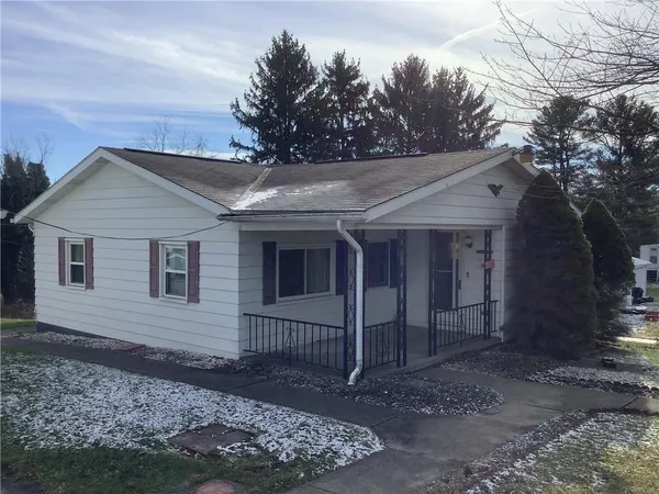 a view of a house with a yard