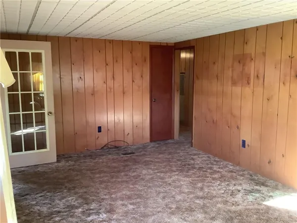 a view of empty room with window