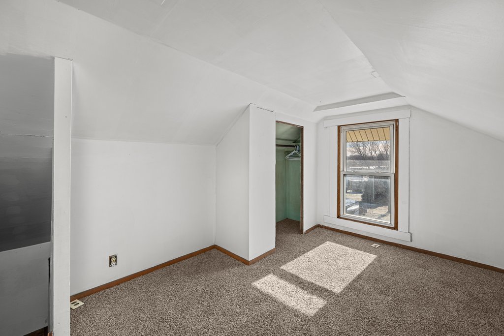 2025 South Bluff Boulevard Clinton, IA 52732 - Photo 14 of 20