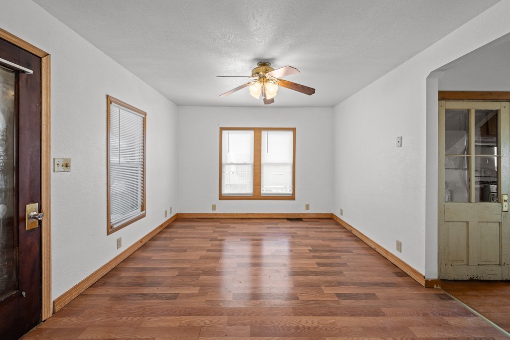 2025 South Bluff Boulevard Clinton, IA 52732 - Photo 2 of 20