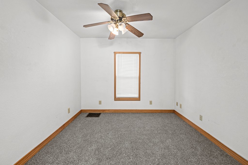 2025 South Bluff Boulevard Clinton, IA 52732 - Photo 5 of 20