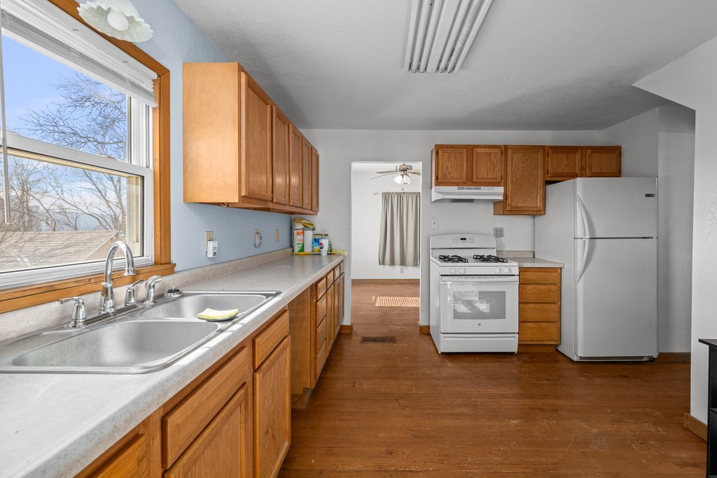 2025 South Bluff Boulevard Clinton, IA 52732 - Photo 7 of 20