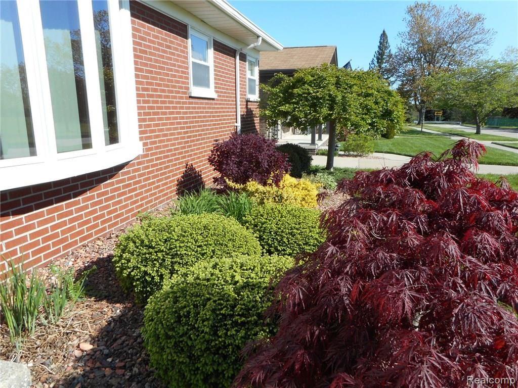 17544 Clark Street Riverview, MI 48193 - Photo 4 of 61 LANDSCAPED