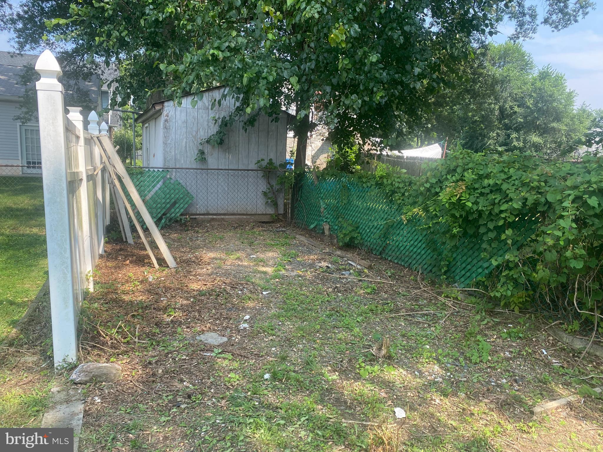 820 Sycamore Avenue Croydon, PA 19021 - Photo 4 of 9 Additional area behind vinyl fence