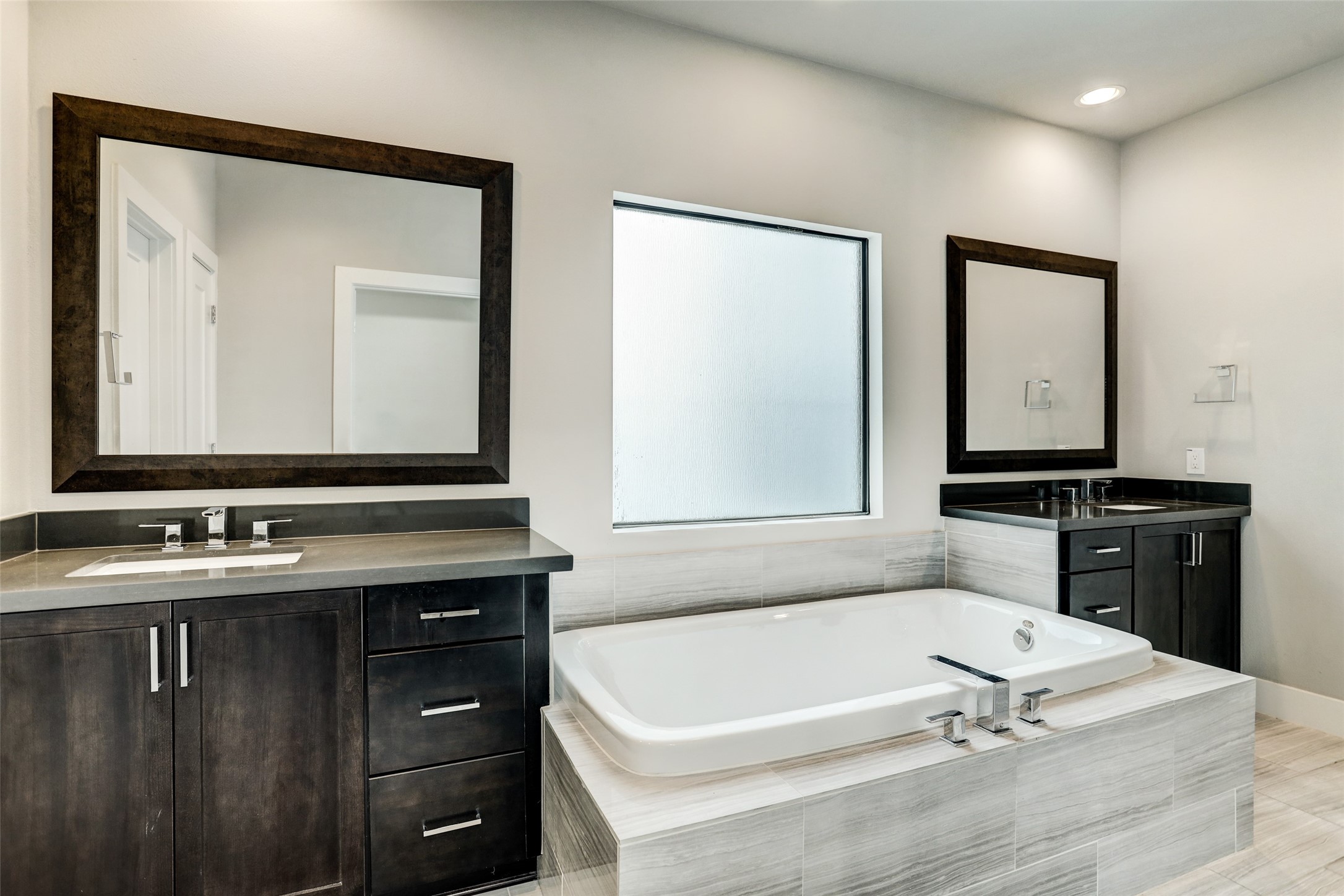 1309 Laird Street, Unit A Houston, TX 77008 - Photo 13 of 22 a bathroom with a bathtub and a sink