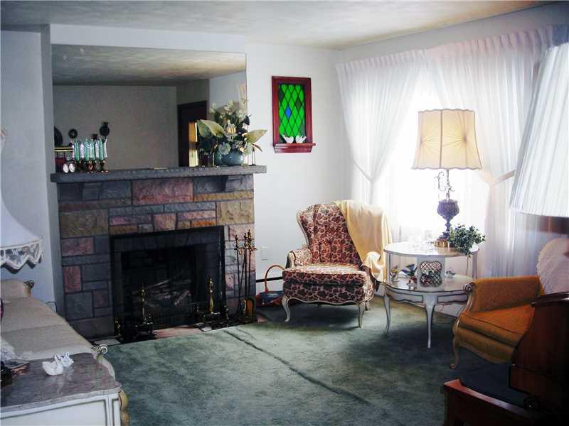 4 Belgium Hill Road Cecil, PA 15321 - Photo 9 of 25 Living Room.