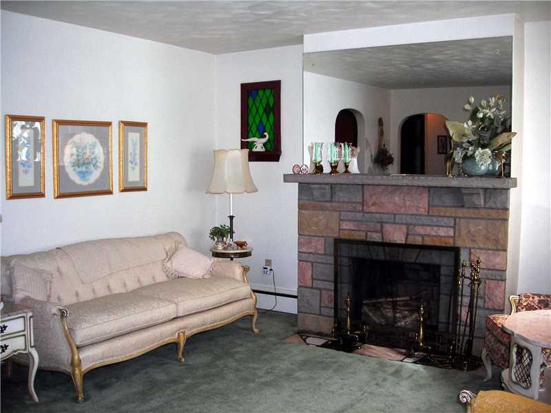 4 Belgium Hill Road Cecil, PA 15321 - Photo 10 of 25 Living Room.