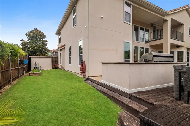a view of a house with backyard and sitting area