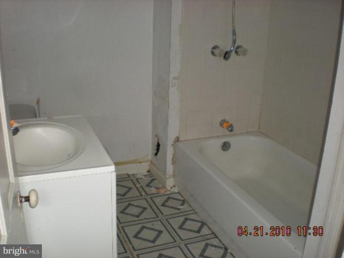 3503 Old York Road Baltimore, MD 21218 - Photo 2 of 8 Bath #1