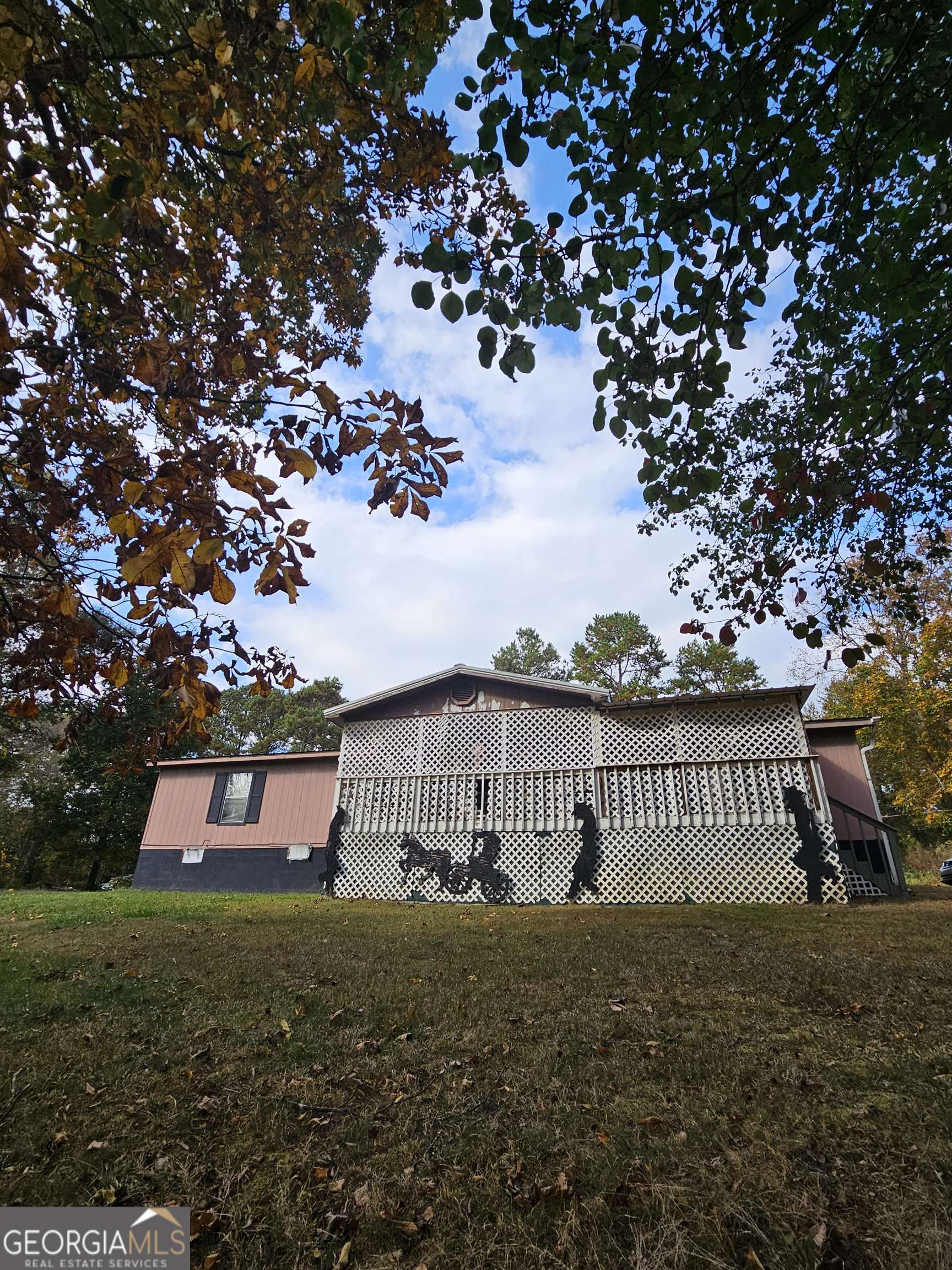 a view of a house with a yard