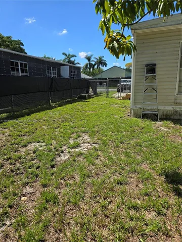 a view of a backyard