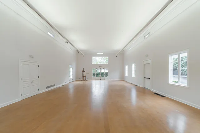 an empty room with windows and pillars in it