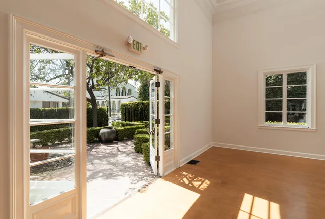 a view of livingroom with furniture