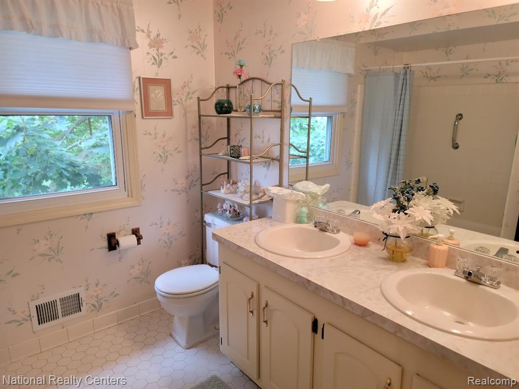 25630 Branchaster Road Farmington Hills, MI 48336 - Photo 39 of 48