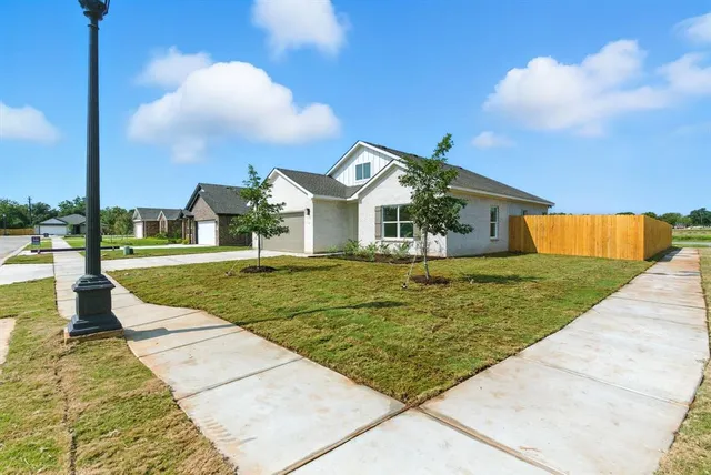 $314,900 | 421 Jameson, Springtown, TX 76082