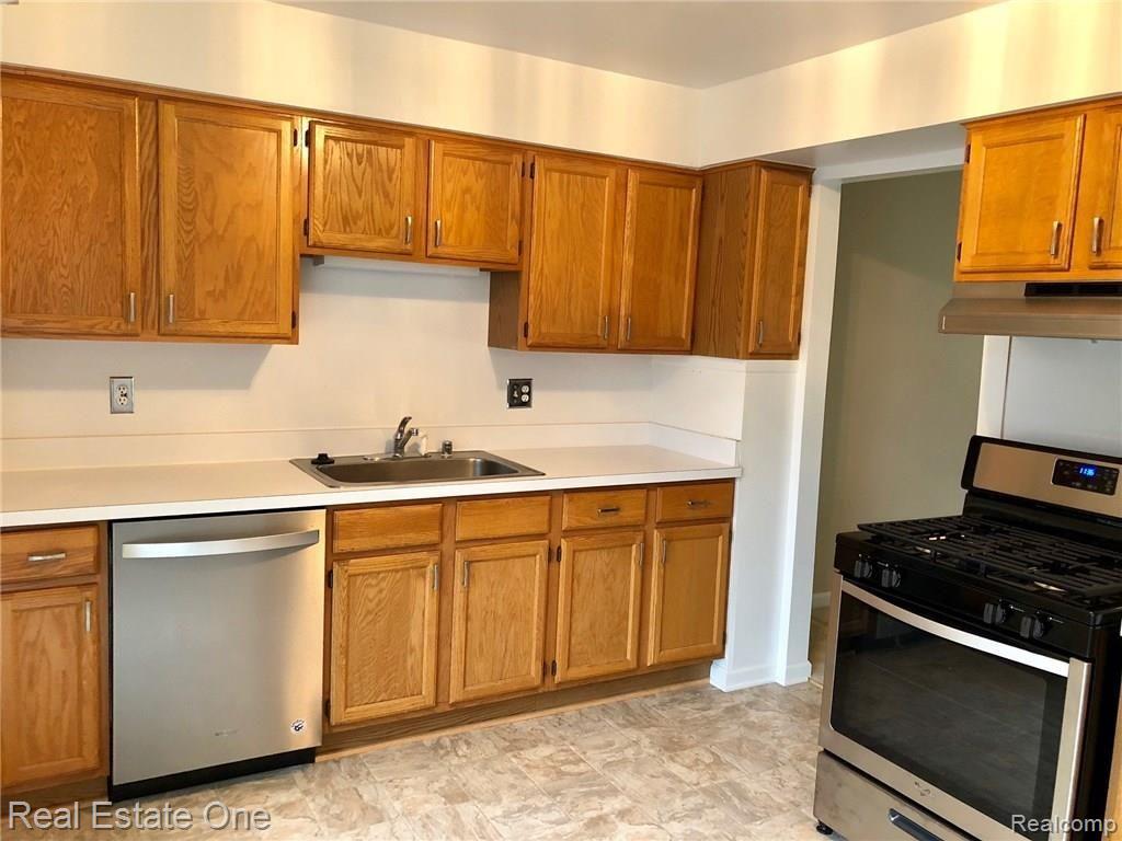 1195 Pine Ridge Court Rochester Hills, MI 48306 - Photo 2 of 10