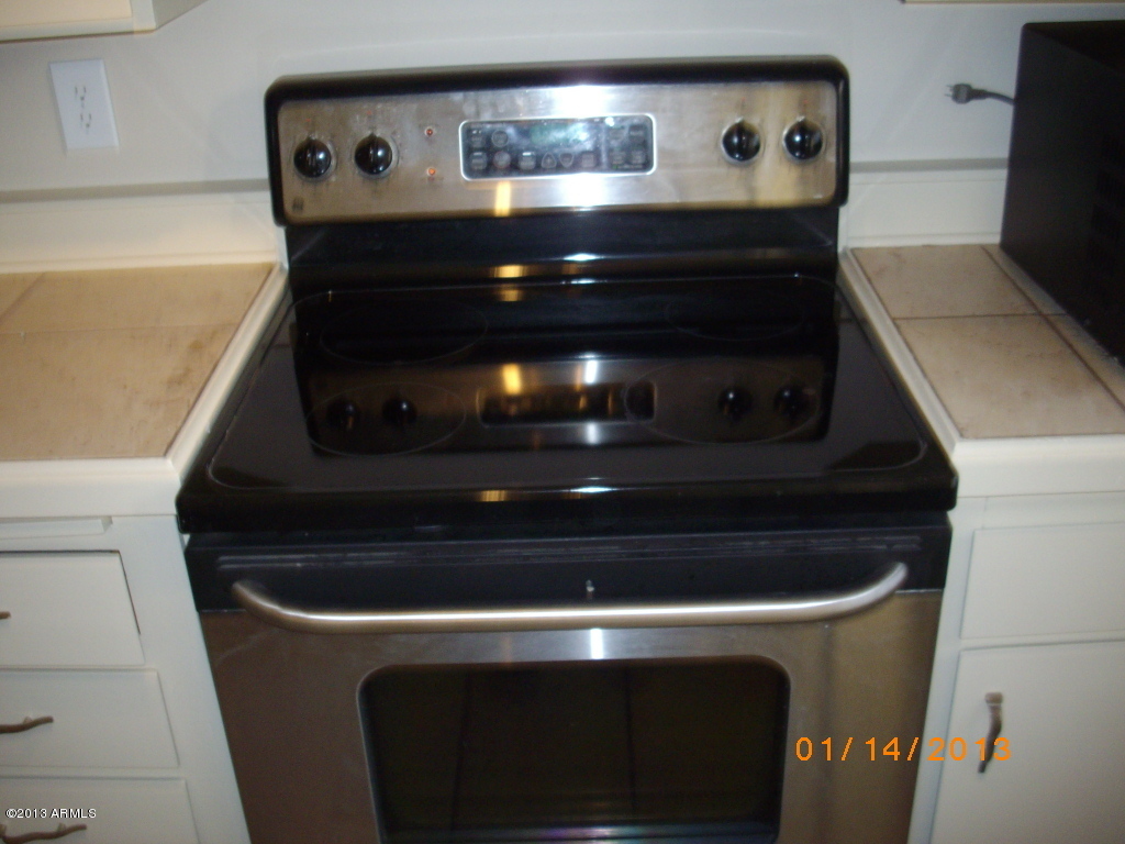 6905 East Osborn Road, Unit F Scottsdale, AZ 85251 - Photo 11 of 19 Stove