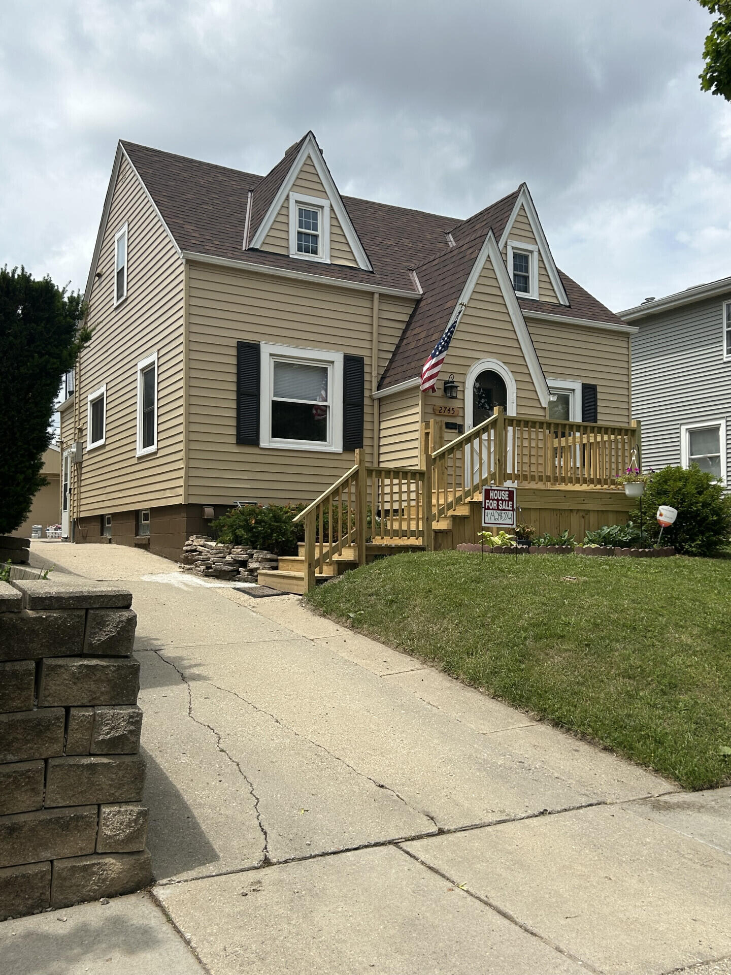 2745 South 68th Street Milwaukee, WI 53219 - Photo 1 of 28 2745S68thSt_70007_1